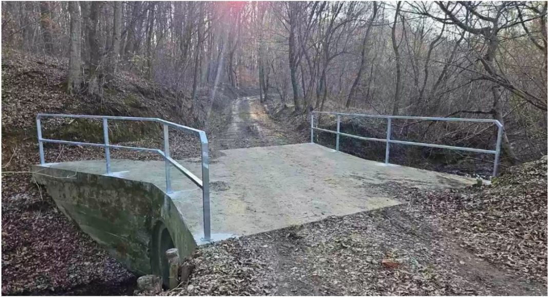 Postavljena zaštitna ograda na mostu preko potoka Pleškovec Postavljena zaštitna ograda na mostu preko potoka Pleškovec