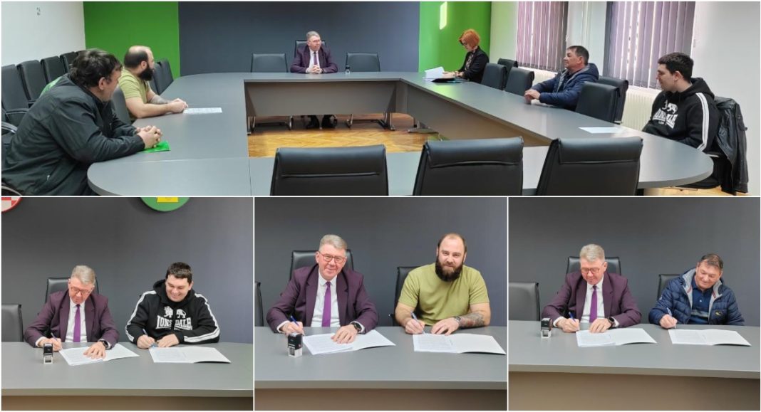 FOTO Gradonačelnik potpisao ugovore za dugoročni zakup poljoprivrednog zemljišta FOTO Gradonačelnik potpisao ugovore za dugoročni zakup poljoprivrednog zemljišta