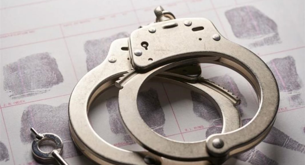 Uhićen muškarac koji je napao policijske službenike koji su došli po dojavi narušavanja javnog reda i mira Uhićen muškarac koji je napao policijske službenike koji su došli po dojavi narušavanja javnog reda i mira