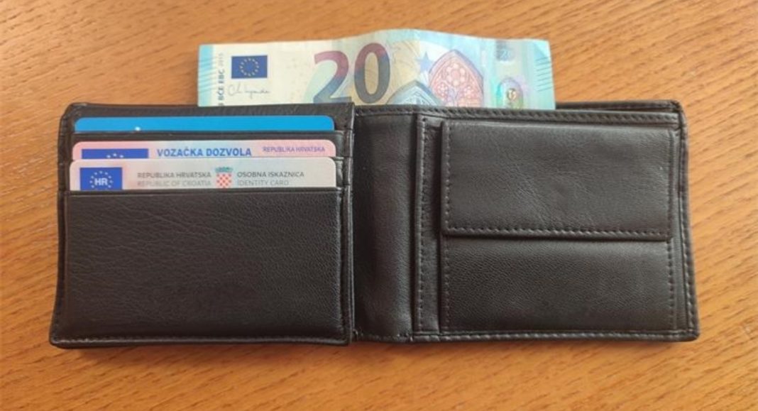 Ukradena torbica iz prodajnih kolica kod jednog čakovečkog trgovačkog centra Ukradena torbica iz prodajnih kolica kod jednog čakovečkog trgovačkog centra