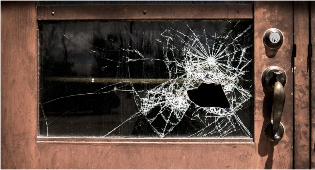 Provala i vandalizam na vikendici u Banfiju, ukradena alkoholna pića i izazvana velika šteta Provala i vandalizam na vikendici u Banfiju, ukradena alkoholna pića i izazvana velika šteta