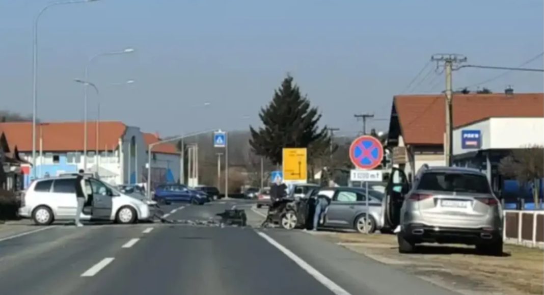 Vozač ozlijeđen u sudaru dva vozila u Ulici Maršala Tita Vozač ozlijeđen u sudaru dva vozila u Ulici Maršala Tita