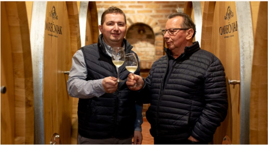 Vinarija Cmrečnjak prije skoro 13 godina proizvela je genijalnu Ledenu graševinu. A danas puni odlične pušipele, vrlo dobre rizlinge, sauvignone i sive pinote Vinarija Cmrečnjak prije skoro 13 godina proizvela je genijalnu Ledenu graševinu. A danas puni odlične pušipele, vrlo dobre rizlinge, sauvignone i sive pinote