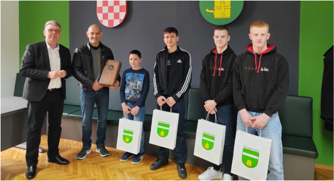 Gradonačelnik održao prijem za uspješne članove MS Jiu-Jitsu kluba nakon osvojenih medalja na Prvenstvu Hrvatske Gradonačelnik održao prijem za uspješne članove MS Jiu-Jitsu kluba nakon osvojenih medalja na Prvenstvu Hrvatske