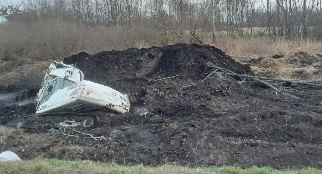 Nesvakidašnji trenutak: Ups, bager potonuo u zemlju! Nesvakidašnji trenutak: Ups, bager potonuo u zemlju!