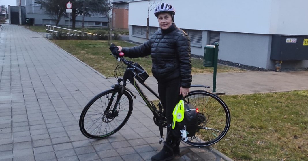 Ni kišovito vrijeme nije spriječilo Mariju Prekupec da biciklom iz Gardinovca ide na posao u Čakovec Ni kišovito vrijeme nije spriječilo Mariju Prekupec da biciklom iz Gardinovca ide na posao u Čakovec