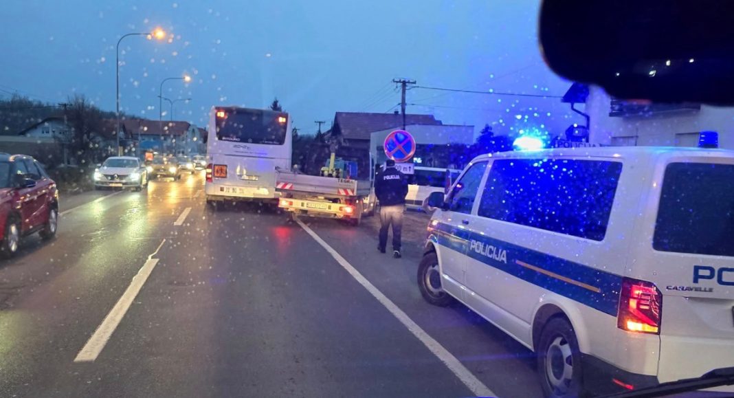 U Šenkovcu se sudarili autobus i kombi! U Šenkovcu se sudarili autobus i kombi!