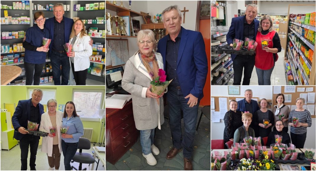 FOTO Načelnik Martin Srša je povodom Dana žena svojim sumještankama darovao cvijeće FOTO Načelnik Martin Srša je povodom Dana žena svojim sumještankama darovao cvijeće