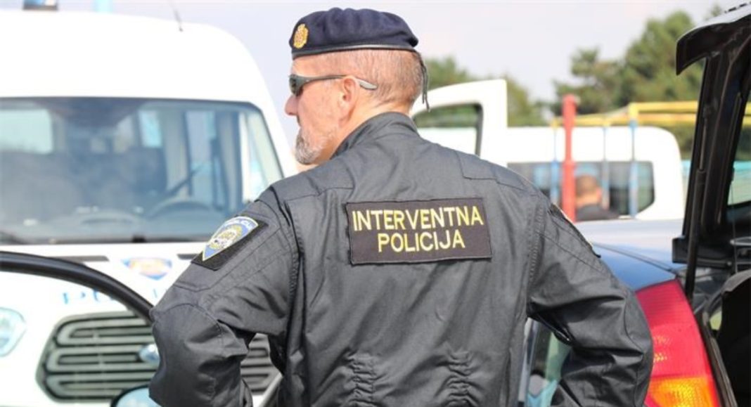 Zbog bacanja baklji i vrijeđanja policijskih službenika te posjedovanja droge četvorica navijača privedena u policijsku postaju Zbog bacanja baklji i vrijeđanja policijskih službenika te posjedovanja droge četvorica navijača privedena u policijsku postaju