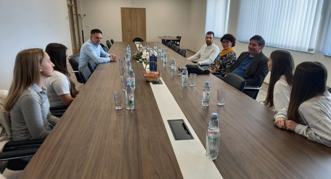 Učenice kroz turistički vodič otkrivaju bogatu povijest i ljepote Kotoribe Učenice kroz turistički vodič otkrivaju bogatu povijest i ljepote Kotoribe