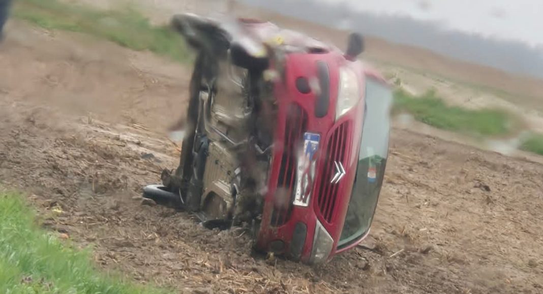 Automobil skliznuo s ceste i prevrnuo se na cesti prema Sivici Automobil skliznuo s ceste i prevrnuo se na cesti prema Sivici