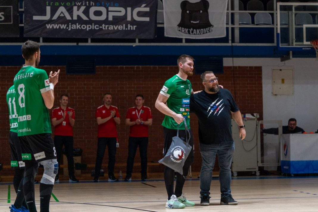 Poklon i veliki pljesak za srebrnog reprezentativca Poklon i veliki pljesak za srebrnog reprezentativca