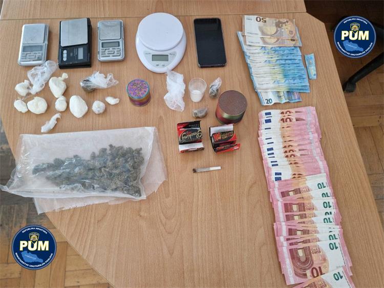 Mladić (22) osumnjičen za posjedovanje te prodaju marihuane i ‘speeda’ Mladić (22) osumnjičen za posjedovanje te prodaju marihuane i ‘speeda’