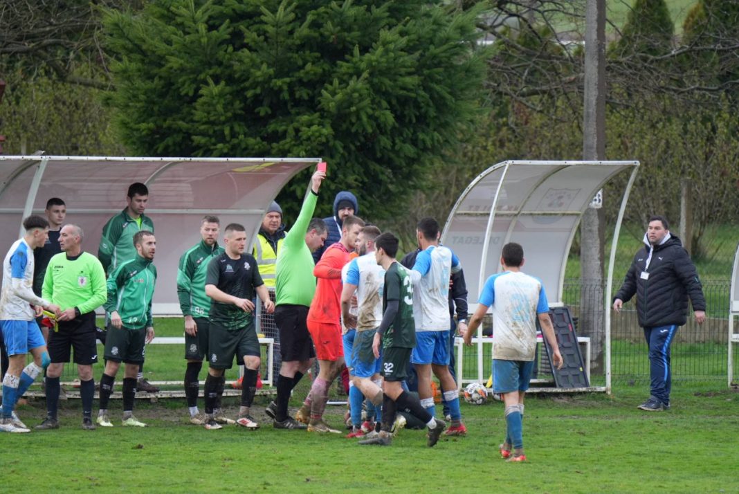 Slavlje Bratstva (J), gosti susret završili s dva igrača manje Slavlje Bratstva (J), gosti susret završili s dva igrača manje