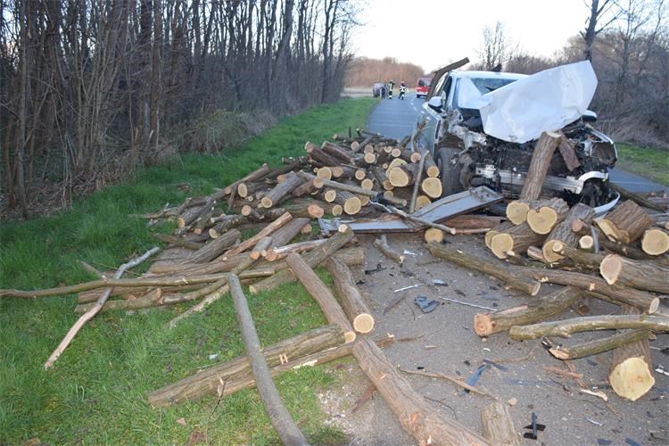 Policija iznijela detalje jučerašnje prometne nesreće u kojoj su sudjelovali osobno vozilo i traktor Policija iznijela detalje jučerašnje prometne nesreće u kojoj su sudjelovali osobno vozilo i traktor