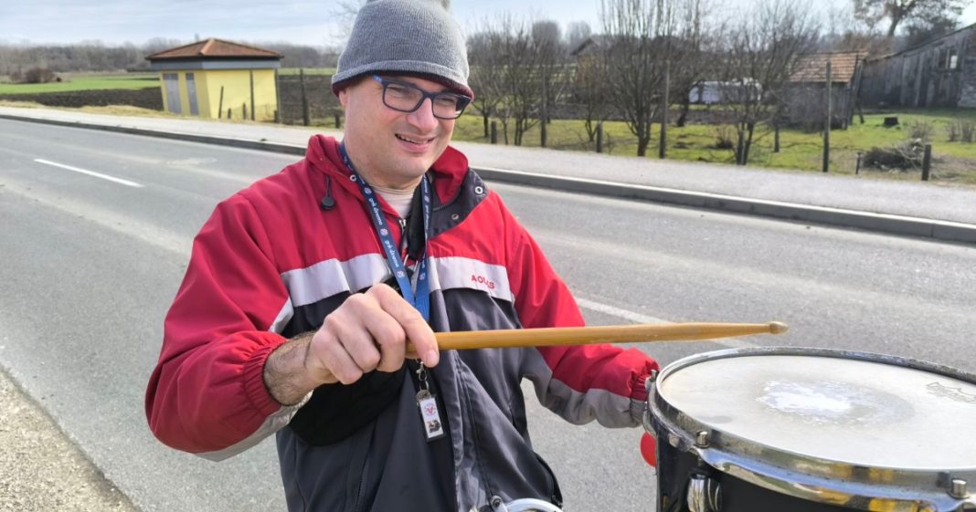 VIDEO Bubnjar na biciklu: Dejan Lisjak iz Donjeg Vidovca ne odustaje od očuvanja tradicije VIDEO Bubnjar na biciklu: Dejan Lisjak iz Donjeg Vidovca ne odustaje od očuvanja tradicije