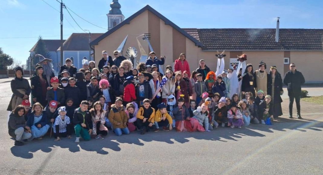 FOTO Maskirani učenici razveselili načelnika Općine Podturen FOTO Maskirani učenici razveselili načelnika Općine Podturen