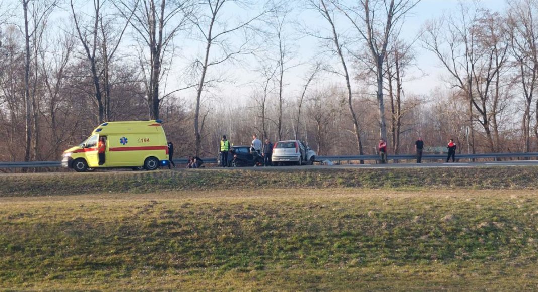 FOTO Prometna nesreća u Otoku: Sudarila su se dva osobna automobila FOTO Prometna nesreća u Otoku: Sudarila su se dva osobna automobila