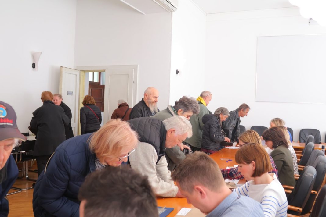 Kraći zastoj u podjeli uskrsnica, banka nije osigurala dovoljno gotovine Kraći zastoj u podjeli uskrsnica, banka nije osigurala dovoljno gotovine