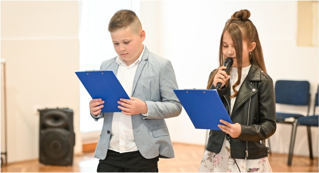 Rea Verli i Ivan Patafta: Mali i simpatični voditelji priredbe u Cirkovljanu Rea Verli i Ivan Patafta: Mali i simpatični voditelji priredbe u Cirkovljanu