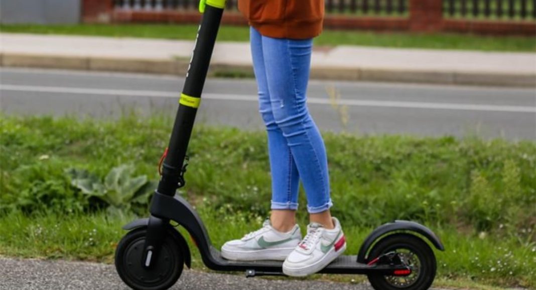 U padu s električnog romobila teško ozlijeđeno dijete U padu s električnog romobila teško ozlijeđeno dijete