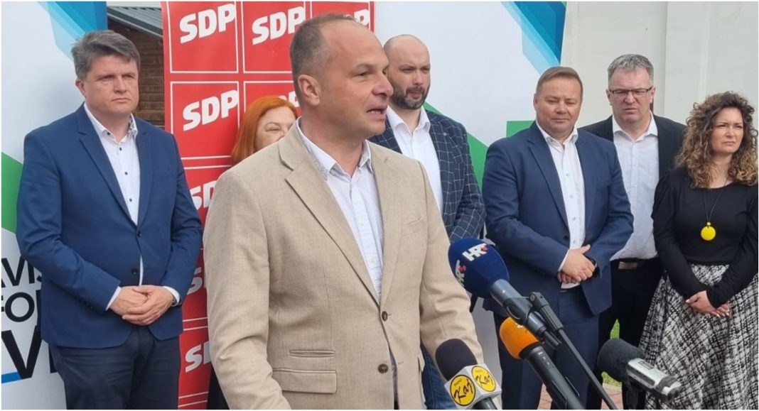 Siniša Hajdaš Dončić: Svi koji su otišli iz stranke ostvarili su „fenomenalne“ rezultate, pa će tako i ovi Siniša Hajdaš Dončić: Svi koji su otišli iz stranke ostvarili su „fenomenalne“ rezultate, pa će tako i ovi