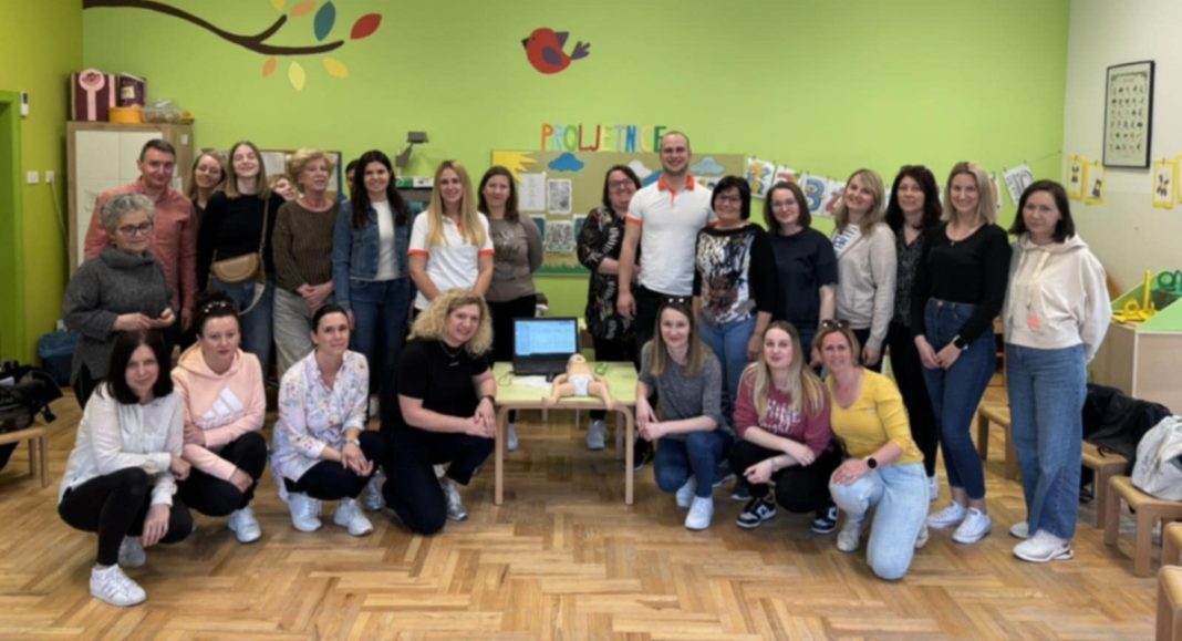 Djelatnici DV Ftiček Donji Kraljevec i PO Hodošan prošli edukaciju o hitnim stanjima i ozljedama djece Djelatnici DV Ftiček Donji Kraljevec i PO Hodošan prošli edukaciju o hitnim stanjima i ozljedama djece