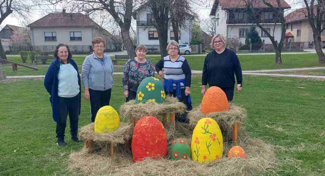 Udruga žena Palinovec ukrasila park veselim pisanicama, sakrit će i čokoladna jaja za djecu Udruga žena Palinovec ukrasila park veselim pisanicama, sakrit će i čokoladna jaja za djecu