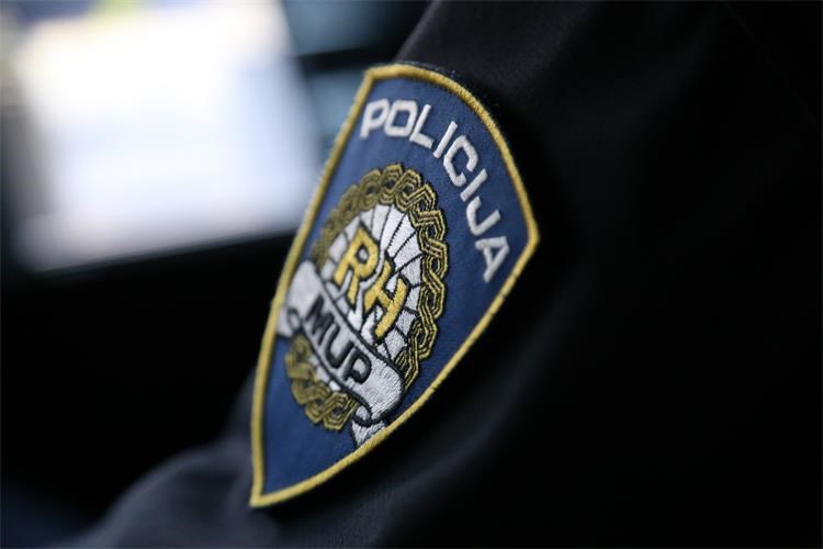 Muškarac (29) neovlašteno preprodavao ulaznice za koncert u Zagrebu, otkrili ga preloški policajci! Muškarac (29) neovlašteno preprodavao ulaznice za koncert u Zagrebu, otkrili ga preloški policajci!