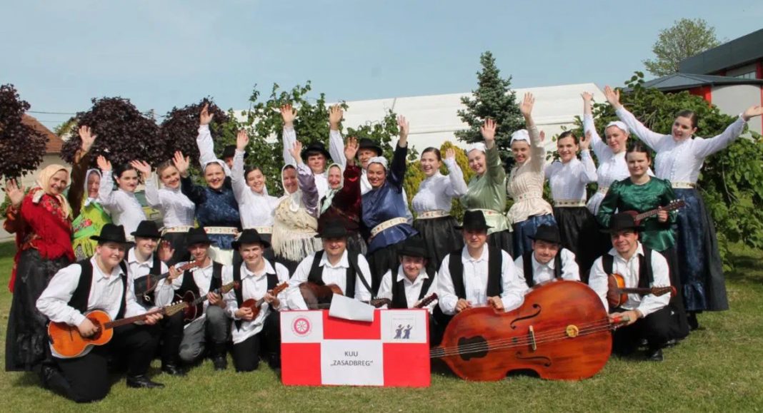 Već 25 godina sviraju, pjevaju, plešu, glume, “hurmaju” se i snimaju filmove, a sve u čast svog Zasadbrega i Međimurja! Već 25 godina sviraju, pjevaju, plešu, glume, “hurmaju” se i snimaju filmove, a sve u čast svog Zasadbrega i Međimurja!