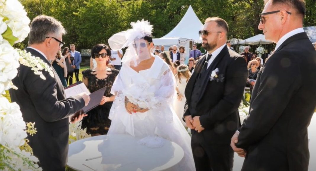 Čakovečka dizajnerica Ksenija Vrbanić potpisala je osebujnu vjenčanicu kojom je slavonska poduzetnica oduševila Čakovečka dizajnerica Ksenija Vrbanić potpisala je osebujnu vjenčanicu kojom je slavonska poduzetnica oduševila