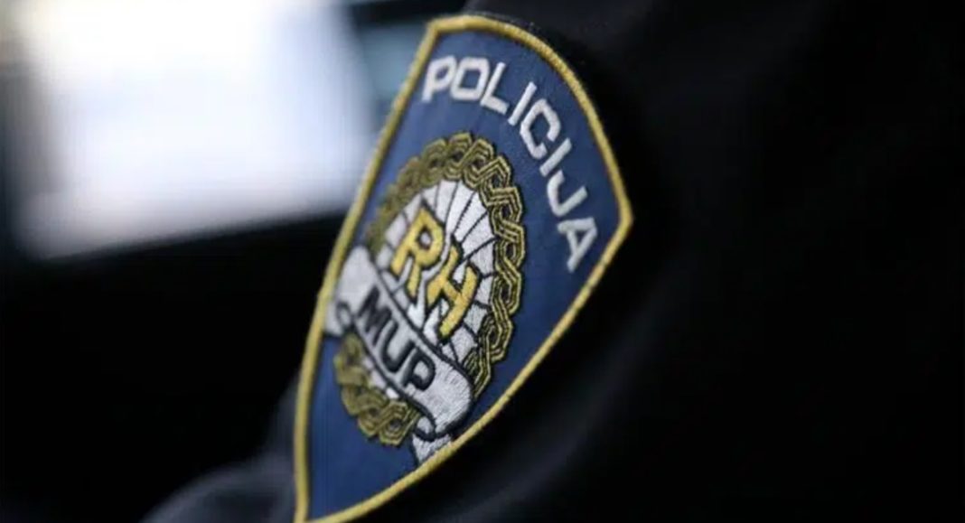 Optužen 34-godišnjak zbog trgovine drogom i davanja 16-godišnjaku da preda drogu kupcima Optužen 34-godišnjak zbog trgovine drogom i davanja 16-godišnjaku da preda drogu kupcima