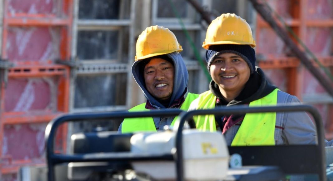 Strani radnici morat će učiti ‘sigurnosne rečenice’, a na kraju ih čeka i svojevrsni ispit Strani radnici morat će učiti ‘sigurnosne rečenice’, a na kraju ih čeka i svojevrsni ispit