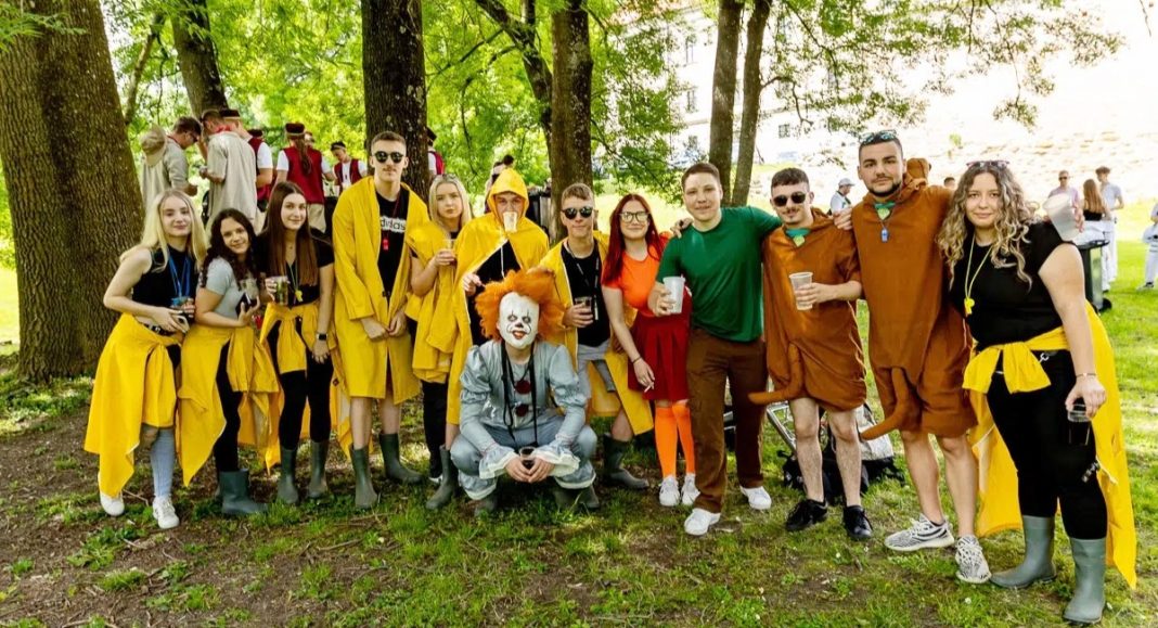 Veselje maturanata u centru Čakovca: Savjeti policije za sve maturante! Veselje maturanata u centru Čakovca: Savjeti policije za sve maturante!