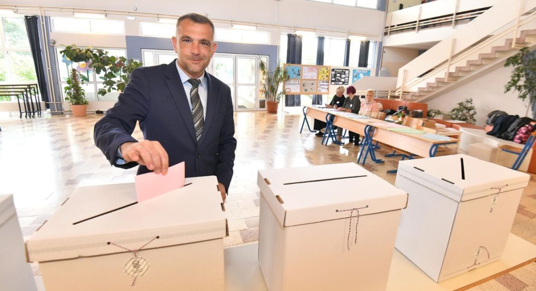 Otvorena biračka mjesta diljem Hrvatske, do 11:30 glasalo više od pola milijuna birača Otvorena biračka mjesta diljem Hrvatske, do 11:30 glasalo više od pola milijuna birača