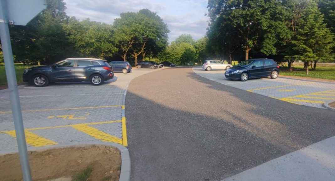 Završena sanacija šljunčanog parkirališta kod željezničke postaje Buzovec Završena sanacija šljunčanog parkirališta kod željezničke postaje Buzovec