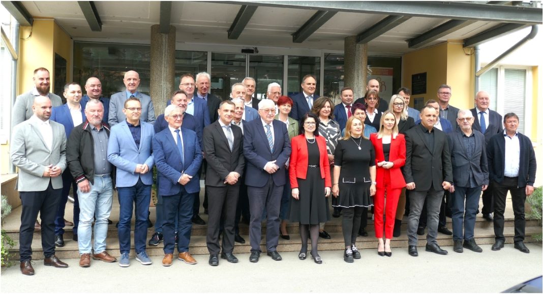 Prisežem svojom čašću da ću dužnost obnašati savjesno i odgovorno…! Prisežem svojom čašću da ću dužnost obnašati savjesno i odgovorno…!