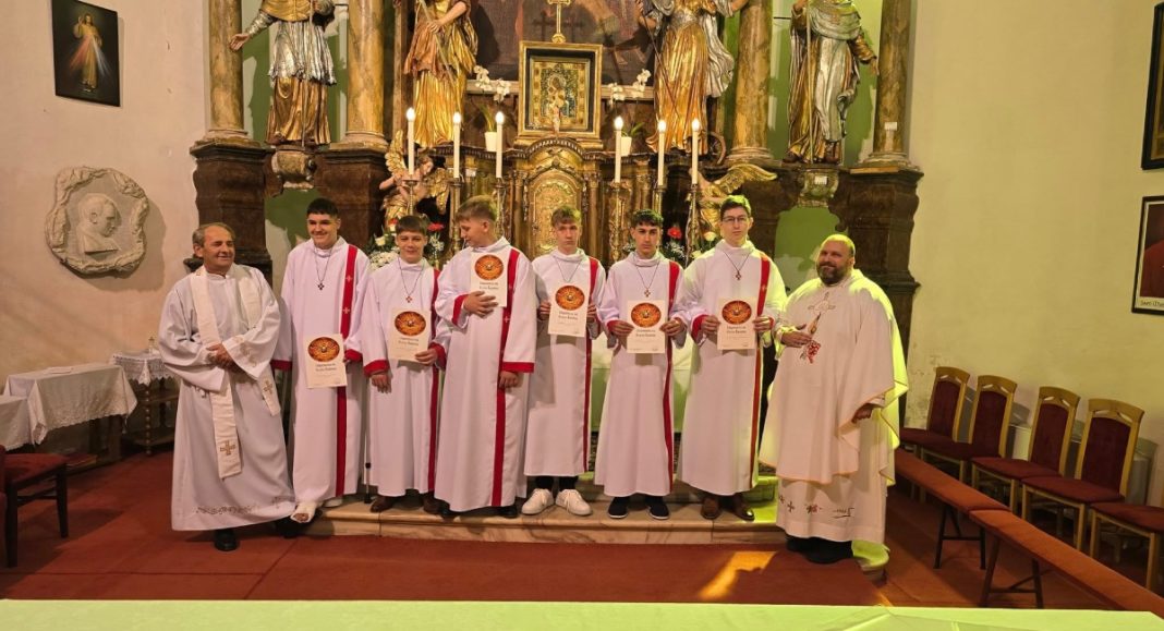 FOTO Šest mladih primilo sakrament Svete potvrde u Donjem Vidovcu FOTO Šest mladih primilo sakrament Svete potvrde u Donjem Vidovcu