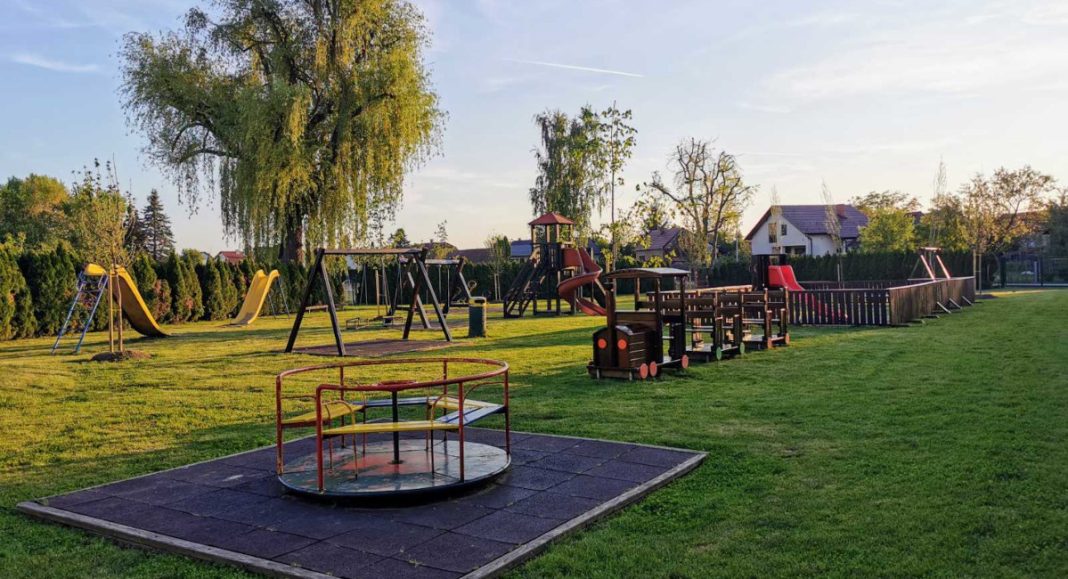 Timska akcija u Dječjem vrtiću Kotoriba: Ljuljačke, tobogani i vlakić dobili novo ruho Timska akcija u Dječjem vrtiću Kotoriba: Ljuljačke, tobogani i vlakić dobili novo ruho