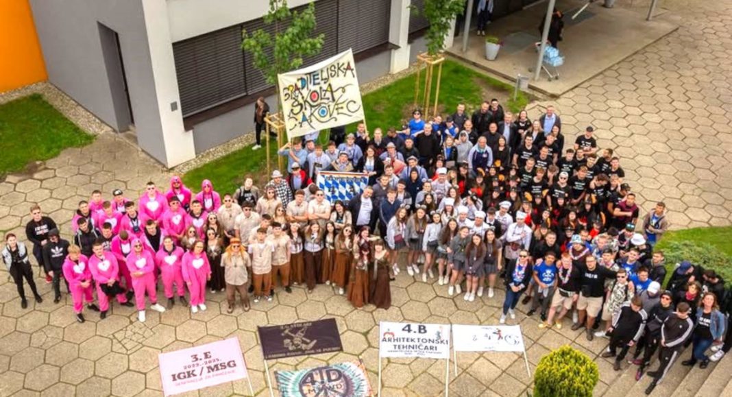 Hvala vam na godinama koje smo proveli zajedno. Budite uvijek svoji. Budite ponosni! Hvala vam na godinama koje smo proveli zajedno. Budite uvijek svoji. Budite ponosni!