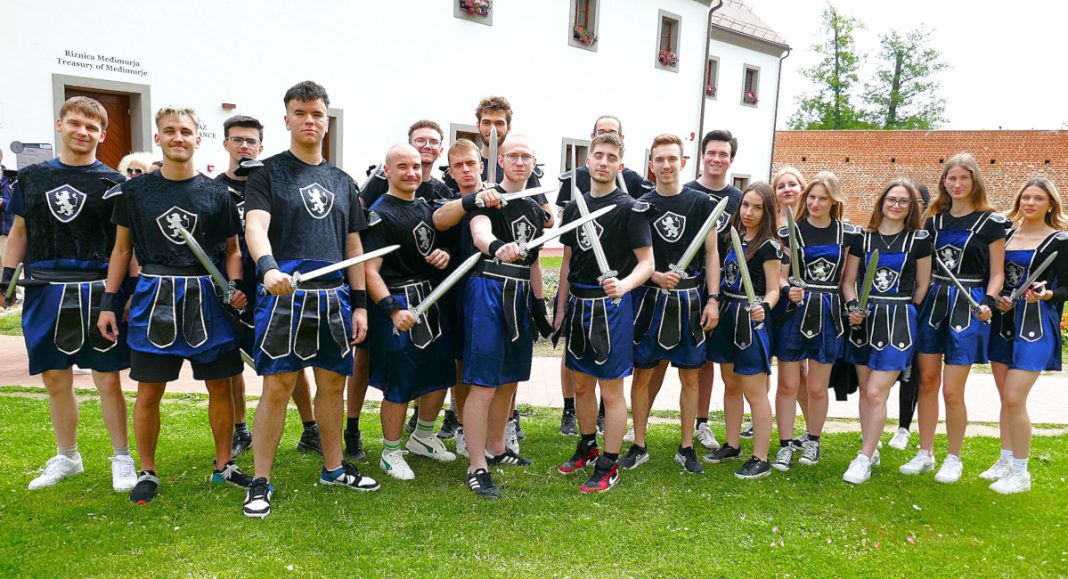 Učenici 4.f razreda čakovečke Gimnazije danas su pokazali svoje živopisne maturantske kostime! Sviđaju li vam se!? Učenici 4.f razreda čakovečke Gimnazije danas su pokazali svoje živopisne maturantske kostime! Sviđaju li vam se!?