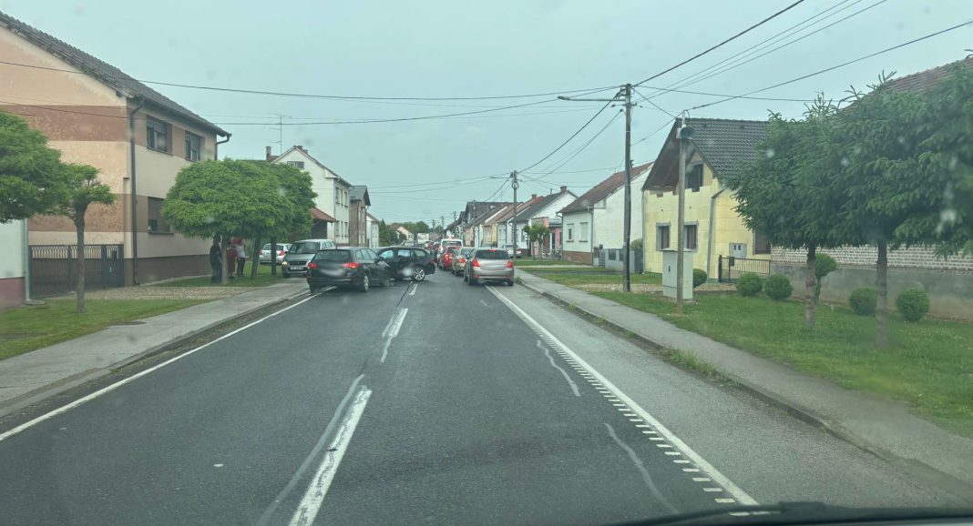 Prometna nesreća u Maloj Subotici: Dva vozila se sudarila Prometna nesreća u Maloj Subotici: Dva vozila se sudarila