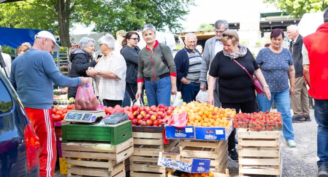 FOTO Marelice su po 5 eura kg, breskve po 4, a lubenice od 3 do 5 eura kilogram! FOTO Marelice su po 5 eura kg, breskve po 4, a lubenice od 3 do 5 eura kilogram!
