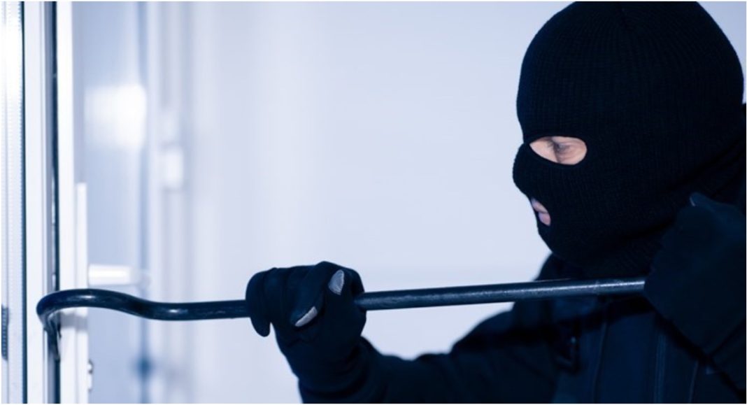 Provala u garažu u Donjem Zebancu, lopovi harali i po automobilima Provala u garažu u Donjem Zebancu, lopovi harali i po automobilima