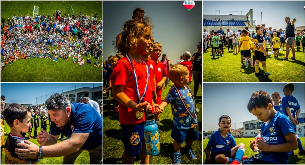 FOTO Velika završnica “Zabavne lige vrtića” donijela medalje, majice i osmijehe na novim terenima NK Trnave FOTO Velika završnica “Zabavne lige vrtića” donijela medalje, majice i osmijehe na novim terenima NK Trnave