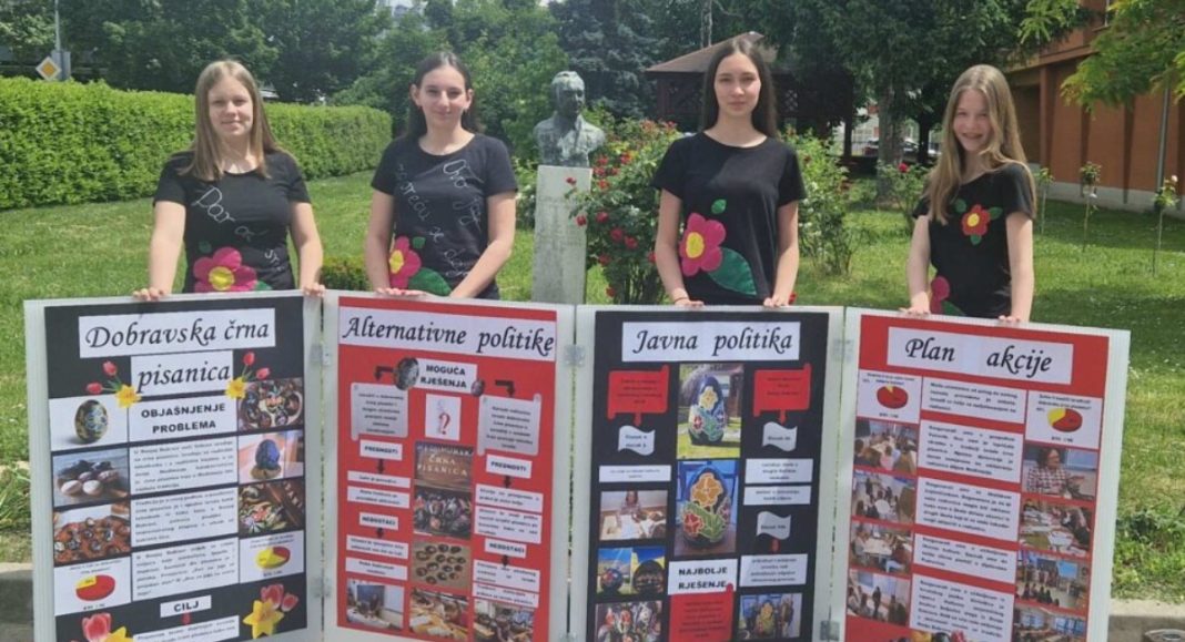 Dobravske učenice predstavile črnu pisanicu i oduševile Zagreb Dobravske učenice predstavile črnu pisanicu i oduševile Zagreb