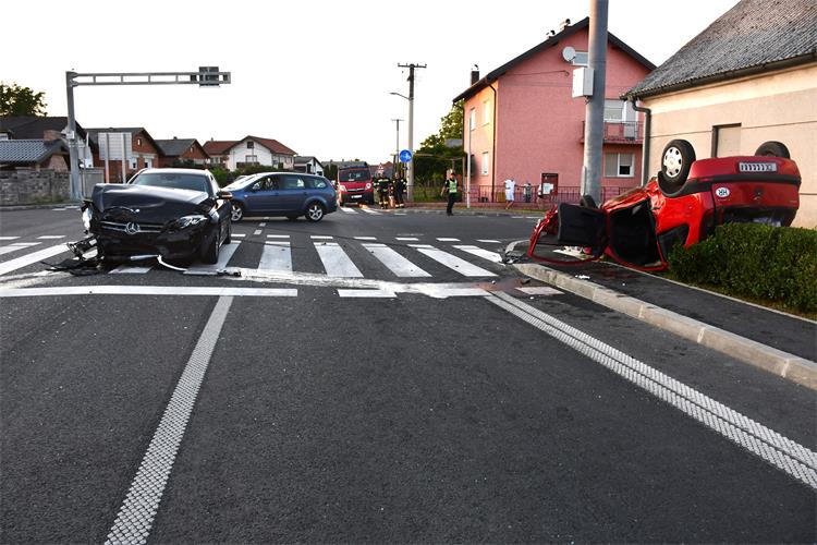 Policija objavila detalje nesreće u Slemenicama: Četvero ozlijeđenih, jedno vozilo završilo na krovu Policija objavila detalje nesreće u Slemenicama: Četvero ozlijeđenih, jedno vozilo završilo na krovu