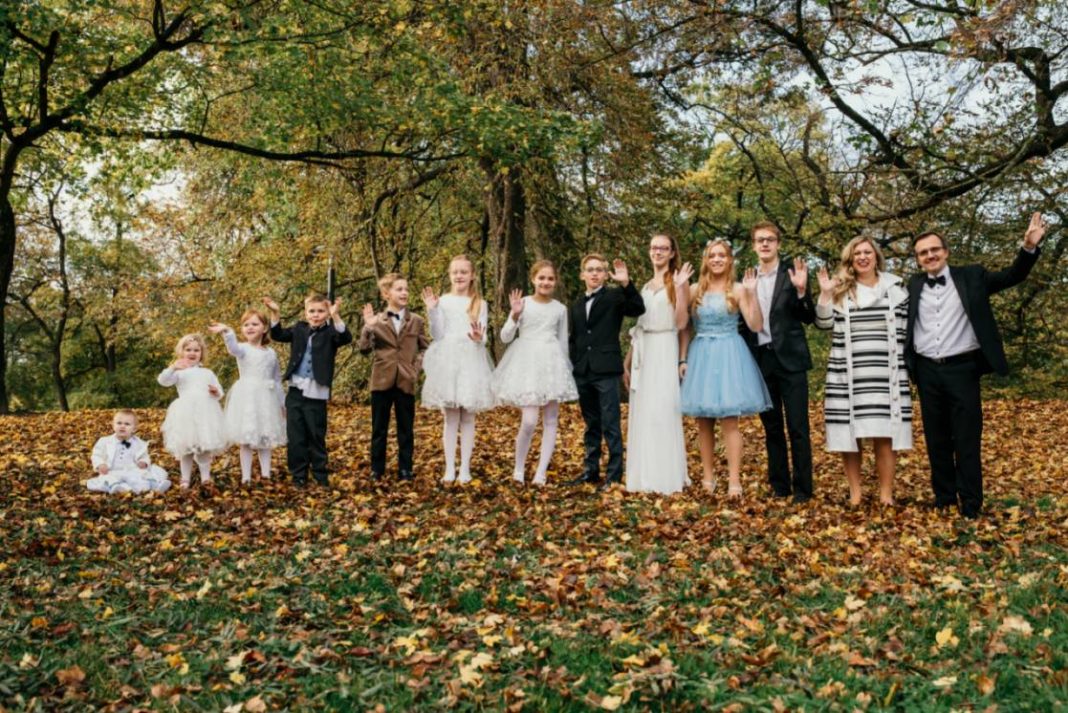 FOTO Sreća u Vugrišincu: Obitelj Petković – 11 djece, 800 ruža i srce veće od imanja FOTO Sreća u Vugrišincu: Obitelj Petković – 11 djece, 800 ruža i srce veće od imanja