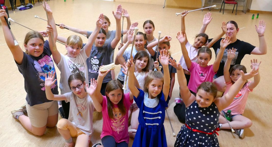 One će uskoro nastupiti za Mažoretkinje Strahoninca! One će uskoro nastupiti za Mažoretkinje Strahoninca!