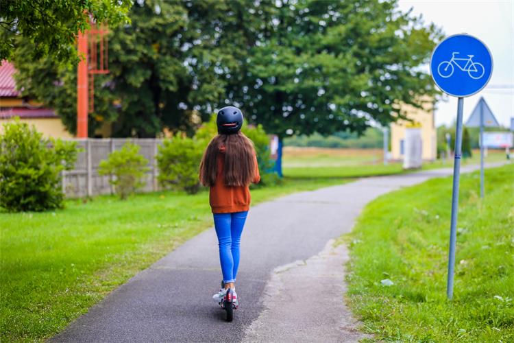 Međimurska policija provjeravala vozače električnih romobila: Bez kacige, s putnicima i pod utjecajem alkohola Međimurska policija provjeravala vozače električnih romobila: Bez kacige, s putnicima i pod utjecajem alkohola